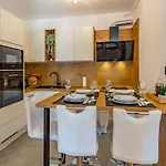 Jelena Apt. * Pula