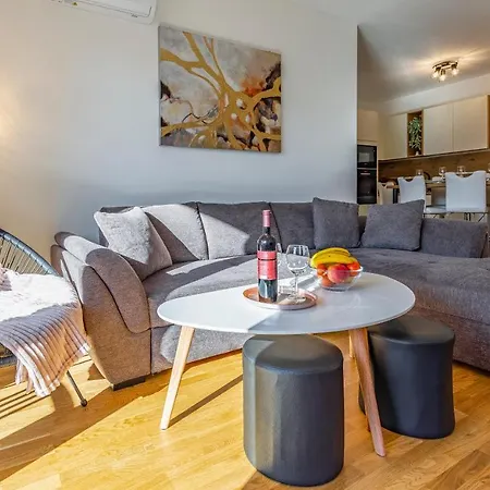 Jelena Apt. Póla