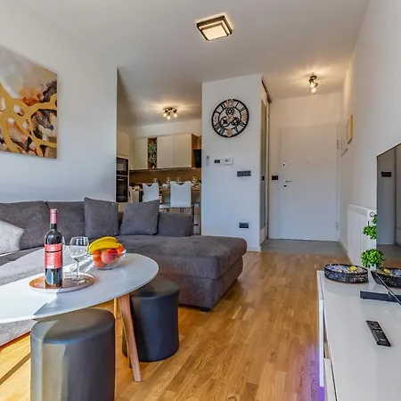 Jelena Apt.