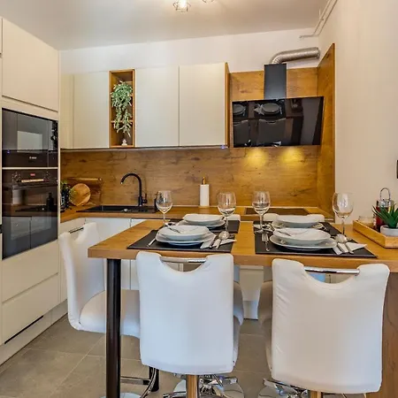 Jelena Apt. * 普拉